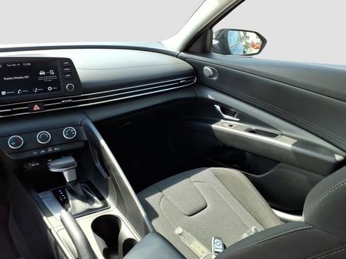 Used 2024 Hyundai Elantra SE image 11
