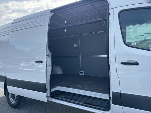 Used 2025 Mercedes-Benz Sprinter 2500 image 20