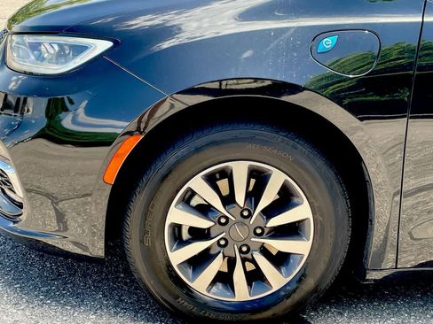 Used 2024 Chrysler Pacifica Limited FWD image 38