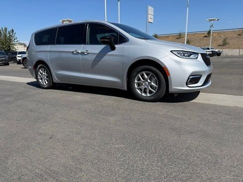 New 2026 Chrysler Pacifica Select image 8