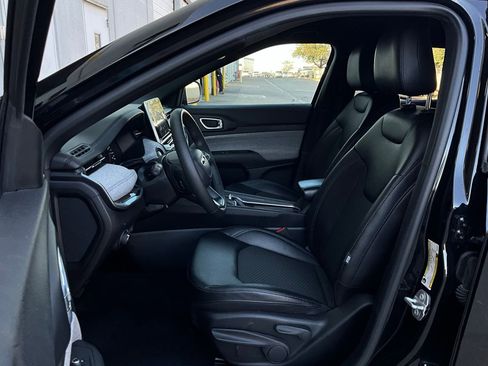 Used 2025 Jeep Compass Latitude image 10