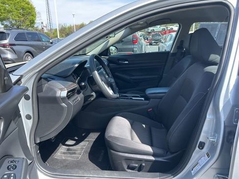 Used 2024 Nissan Altima 2.5 SV FWD image 14