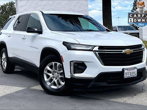 Used 2023 Chevrolet Traverse LS FWD image 2