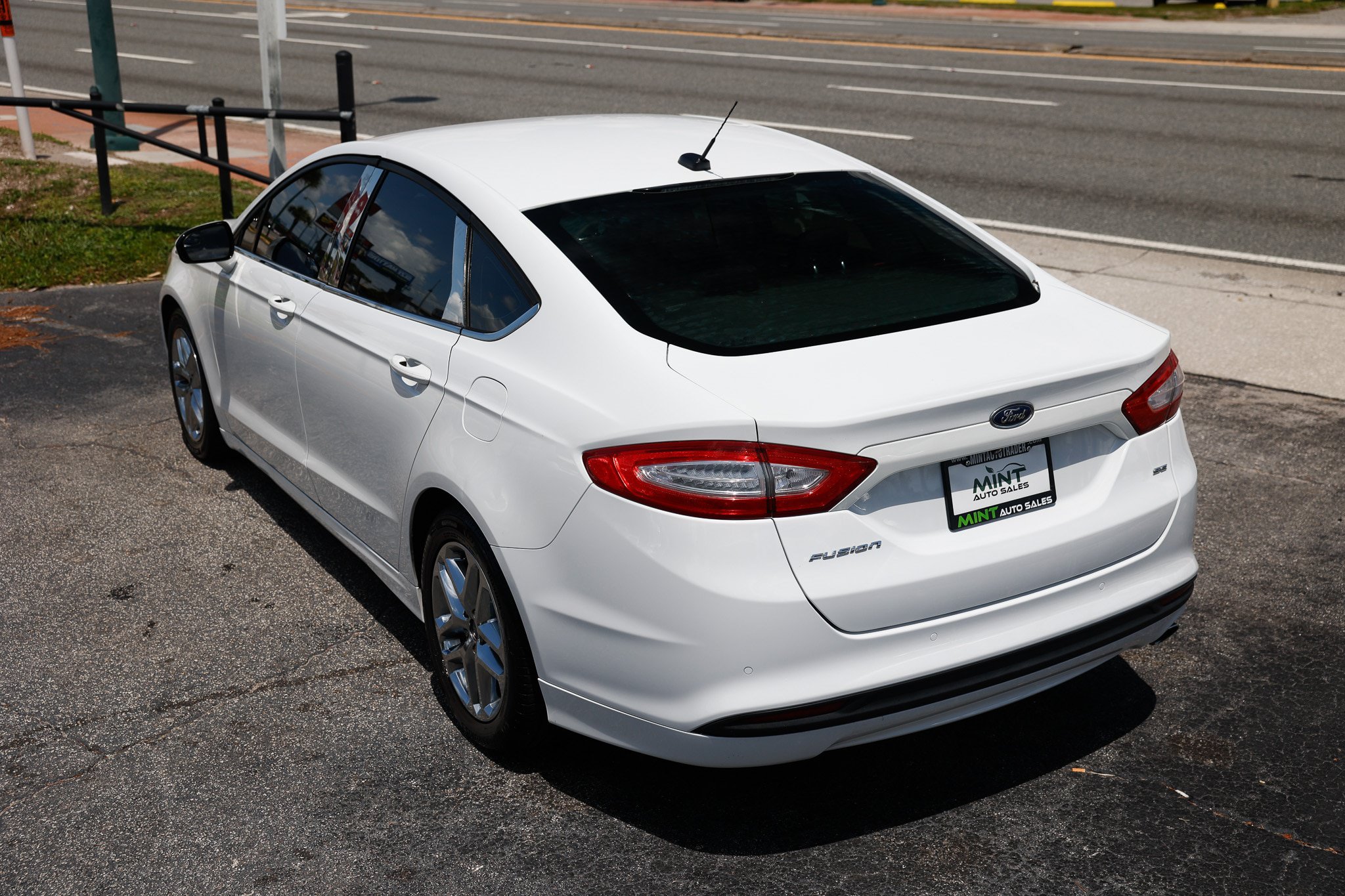 Used 2016 Ford Fusion SE FWD image 8