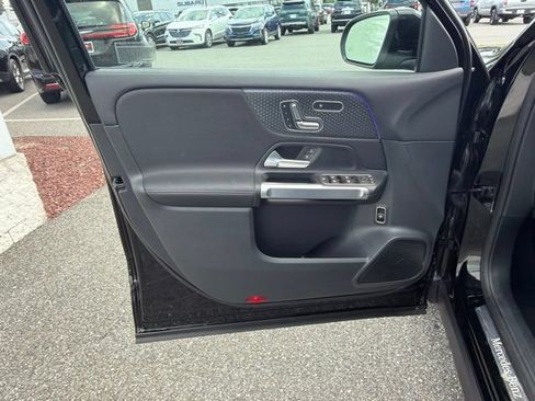 Used 2025 Mercedes-Benz GLB 250 4MATIC image 11