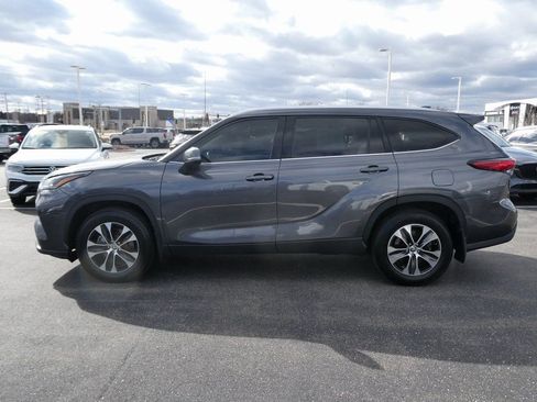 Used 2021 Toyota Highlander XLE AWD/4WD image 36