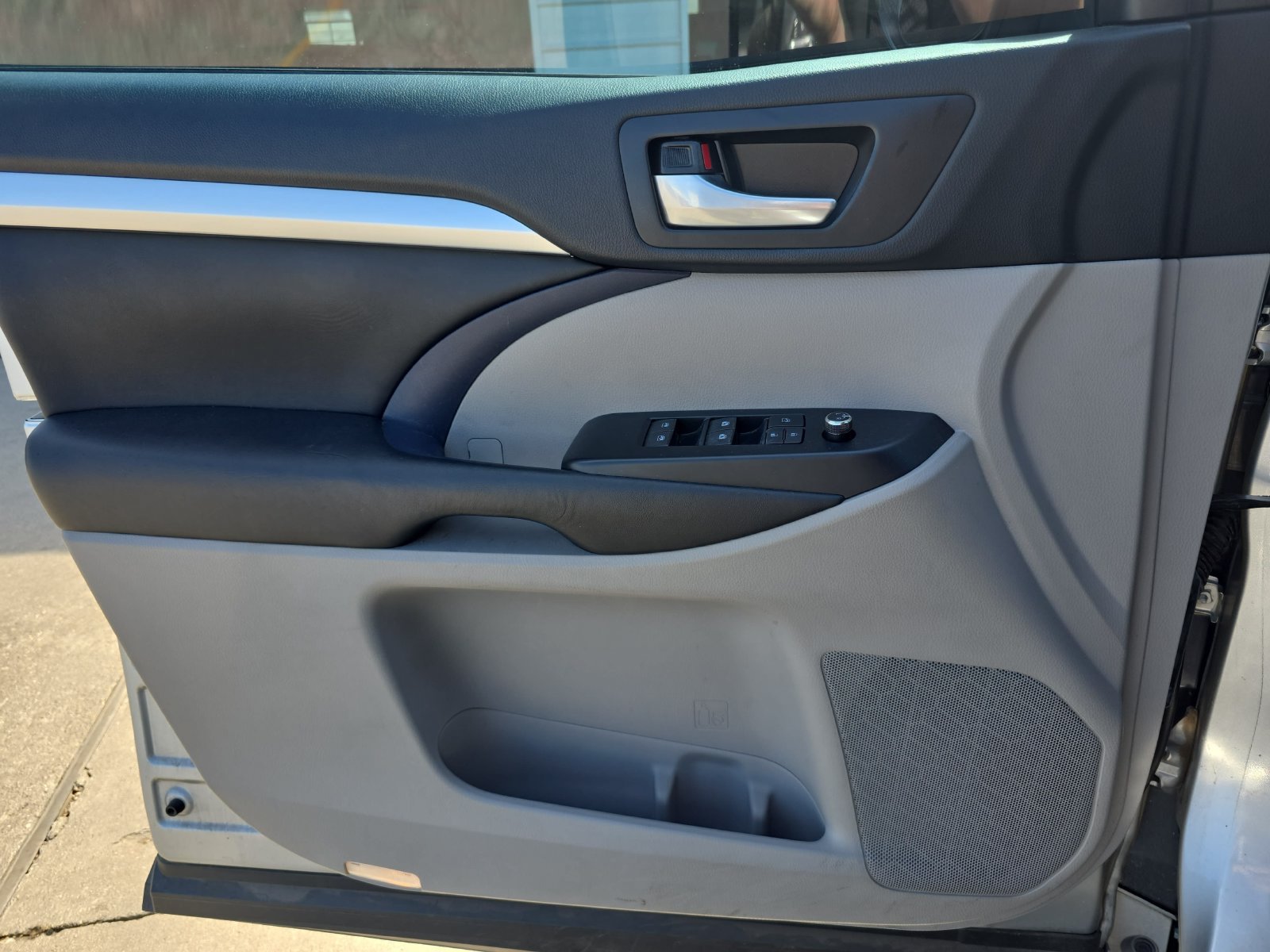 Used 2017 Toyota Highlander XLE FWD image 24