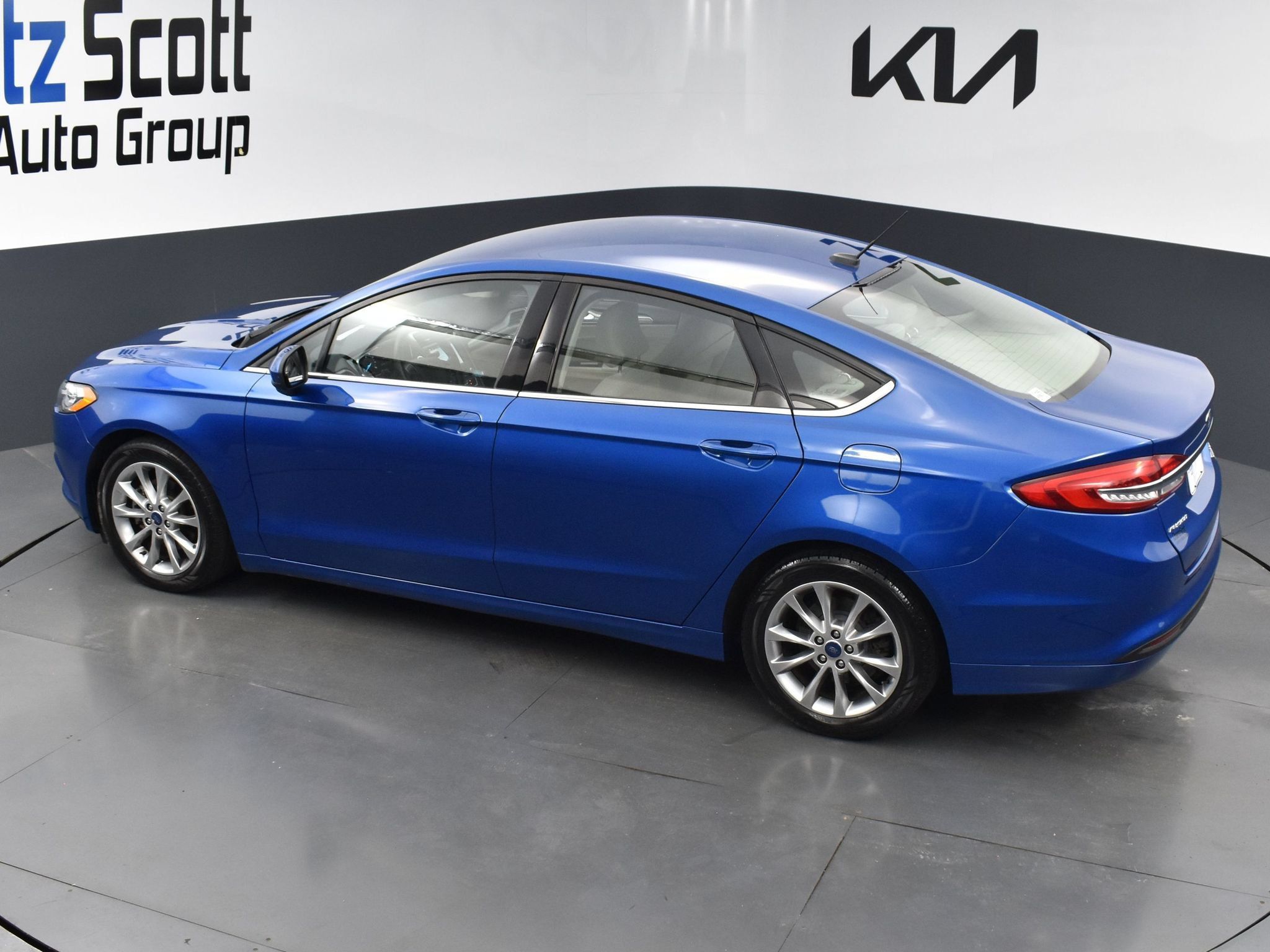 Used 2017 Ford Fusion SE w/ Fusion SE Technology Package FWD image 11