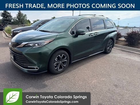 Used 2025 Toyota Sienna Platinum AWD/4WD image 3