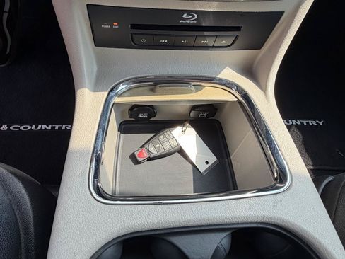 Used 2015 Chrysler Town & Country Touring-L w/ Driver Convenience Group FWD image 27