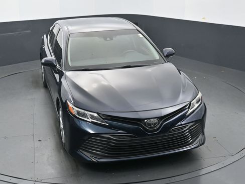 Used 2018 Toyota Camry LE image 34