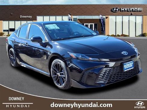 Used 2025 Toyota Camry SE image 2