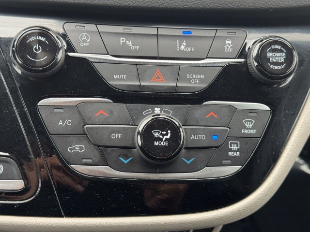 Certified 2024 Chrysler Pacifica Touring-L FWD image 35
