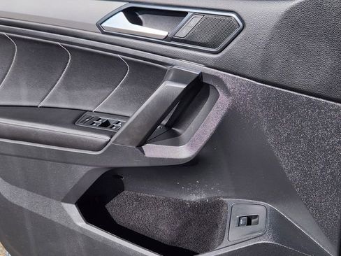 Used 2022 Volkswagen Tiguan SE image 11
