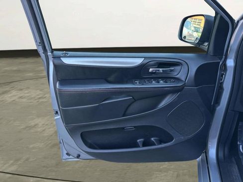 Used 2019 Dodge Grand Caravan GT FWD image 12