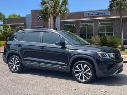 Used 2024 Volkswagen Taos SE w/ Panoramic Sunroof Package