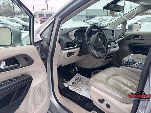 Used 2021 Chrysler Pacifica Touring-L image 14