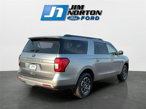 Used 2024 Ford Expedition Max XLT image 3
