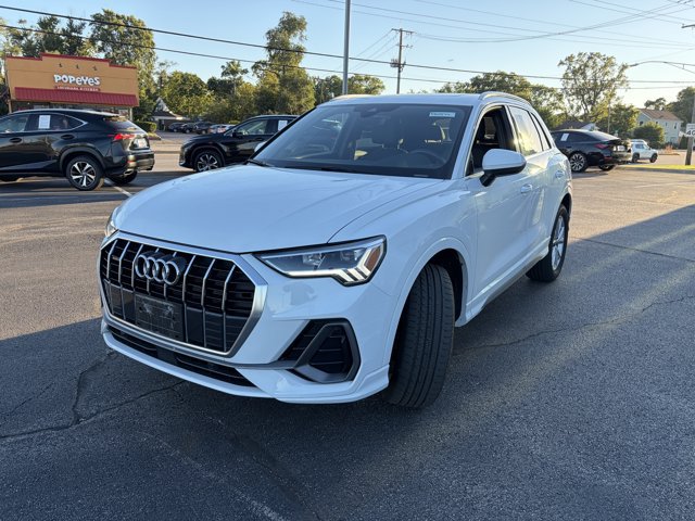 Used 2023 Audi Q3 2.0T Premium w/ Convenience Package AWD/4WD image 2