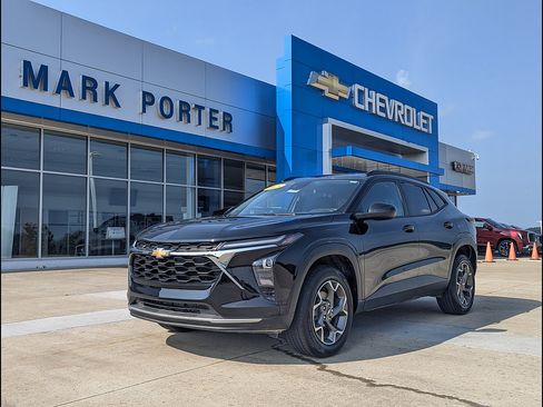 Used 2025 Chevrolet Trax LT FWD image 1
