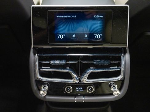 Used 2024 Bentley Bentayga Extended Wheelbase image 33