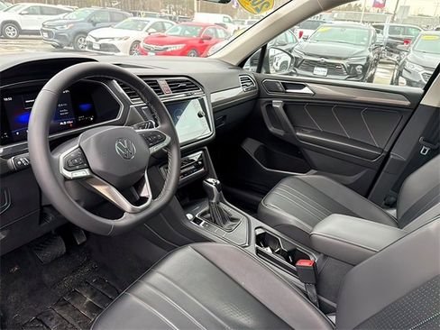 Used 2022 Volkswagen Tiguan SE image 16