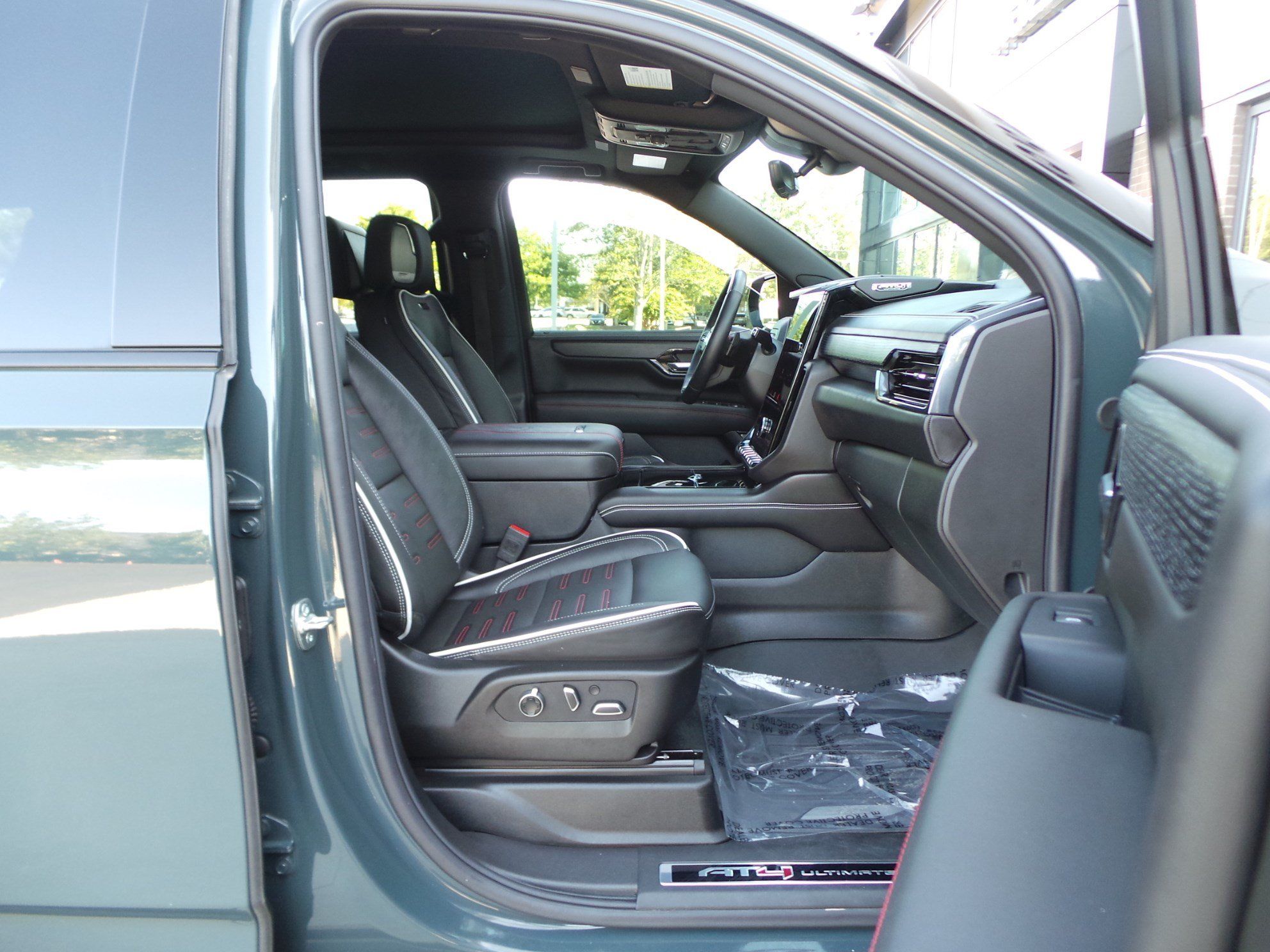Used 2025 GMC Yukon AT4 Ultimate w/ LPO, Floor Liner Package AWD/4WD image 47