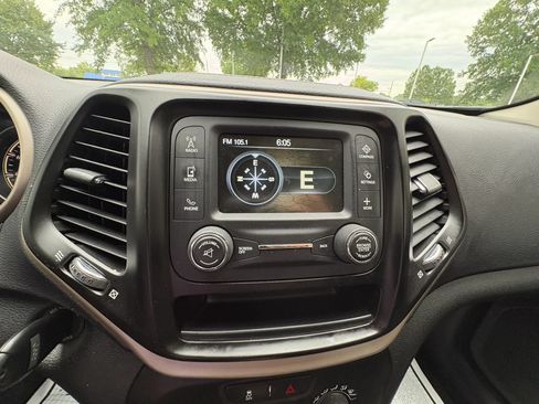 Used 2017 Jeep Cherokee Sport FWD image 37