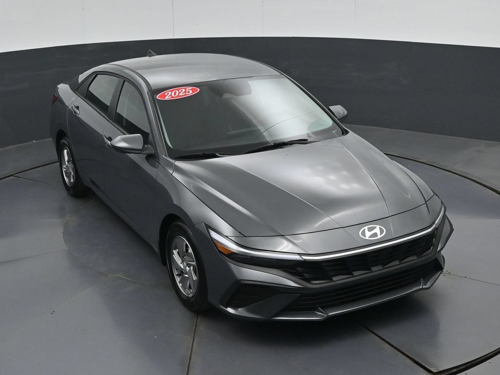 Used 2025 Hyundai Elantra SE FWD image 45