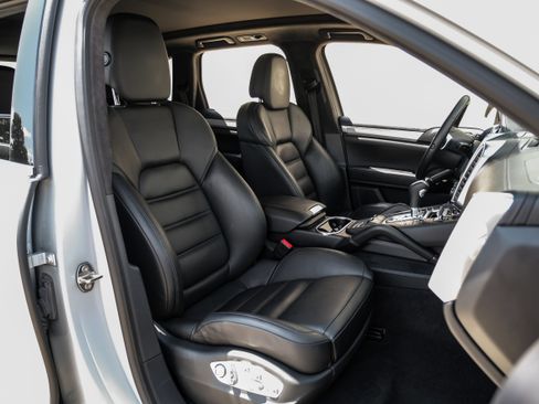 Used 2013 Porsche Cayenne Turbo AWD/4WD image 31