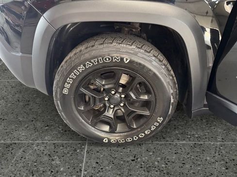 Used 2019 Jeep Cherokee Trailhawk AWD/4WD image 24
