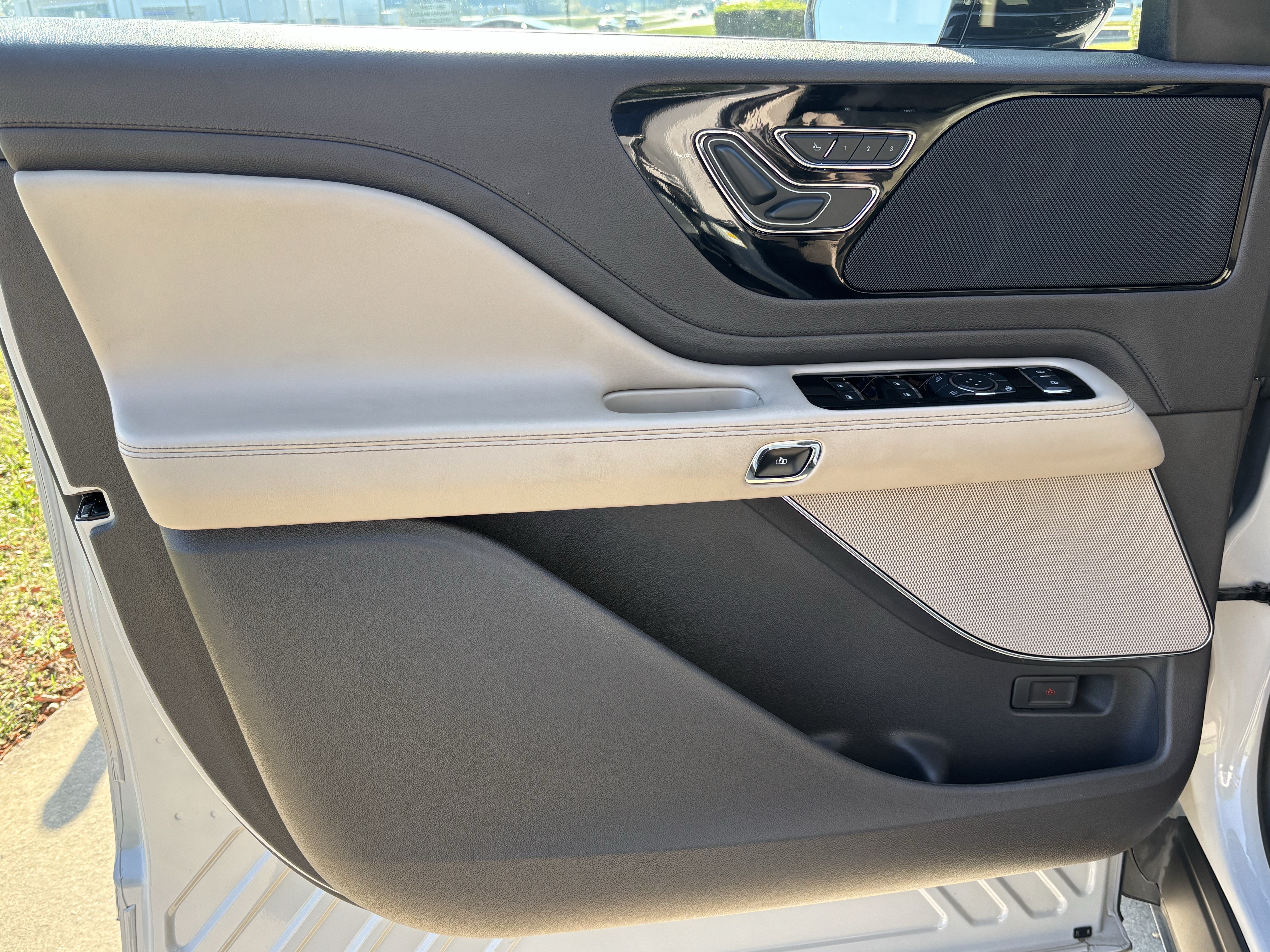 Used 2022 Lincoln Aviator AWD w/ Premium Package image 15