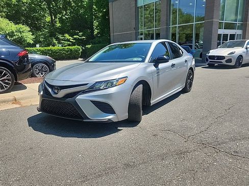 Used 2020 Toyota Camry SE FWD image 5