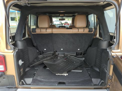 Used 2015 Jeep Wrangler Unlimited Sahara w/ Connectivity Group AWD/4WD image 21