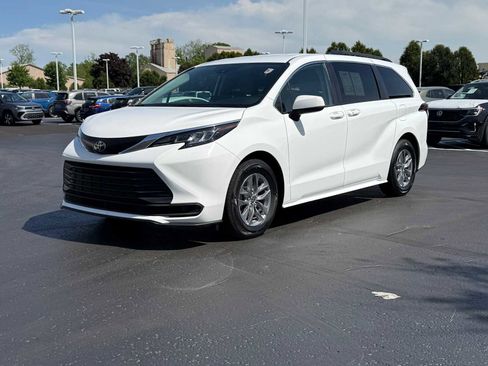 Certified 2022 Toyota Sienna LE FWD image 1