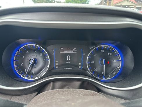 Used 2017 Chrysler Pacifica Touring-L w/ 13 Speaker Alpine Sound Group FWD image 7