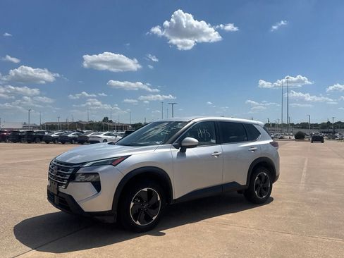 Certified 2025 Nissan Rogue SV FWD image 9