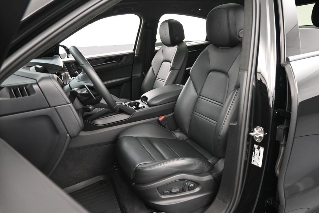 Certified 2025 Porsche Cayenne GTS AWD/4WD image 5