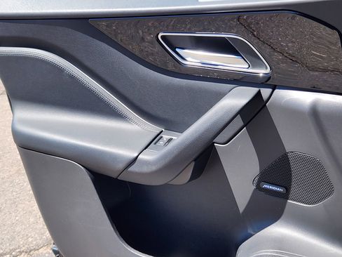 Used 2019 Jaguar F-PACE Premium image 17