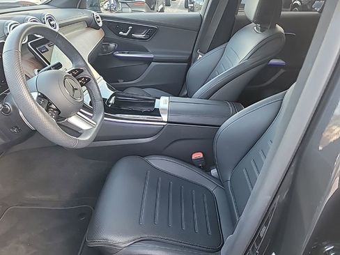 Used 2025 Mercedes-Benz GLC 300 4MATIC image 4