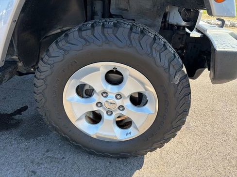 Used 2014 Jeep Wrangler Unlimited Sahara w/ Connectivity Group AWD/4WD image 3