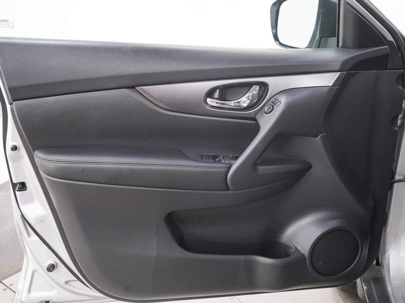 Used 2016 Nissan Rogue S AWD/4WD image 19