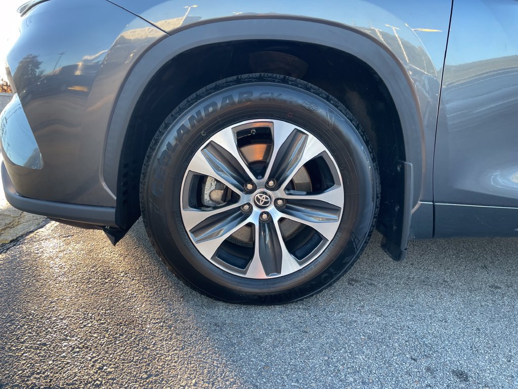 Used 2021 Toyota Highlander XLE AWD/4WD image 23