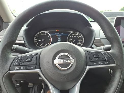 Used 2025 Nissan Altima 2.5 SV FWD image 18