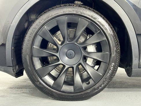 Used 2022 Tesla Model Y Long Range image 33