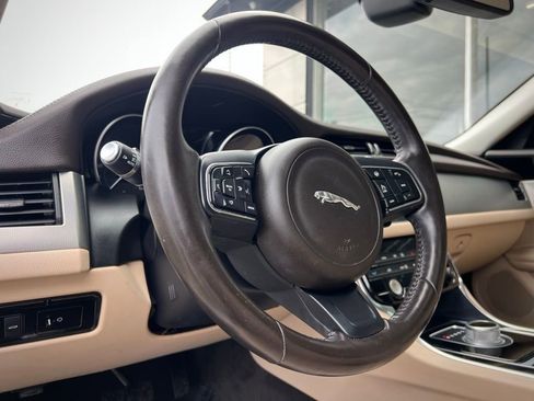 Used 2016 Jaguar XF Premium image 43