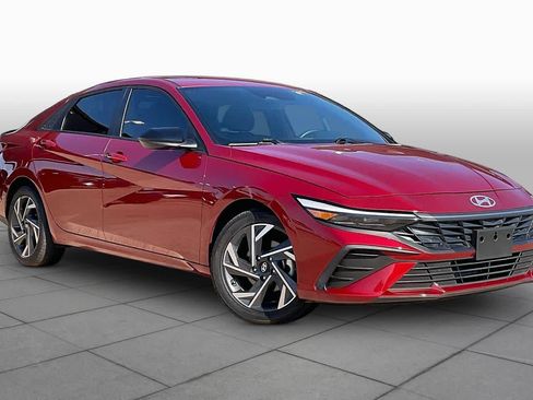 Used 2025 Hyundai Elantra Sport FWD image 4