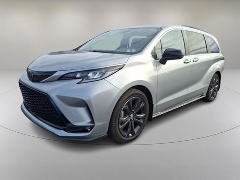 Used 2022 Toyota Sienna XSE image 5