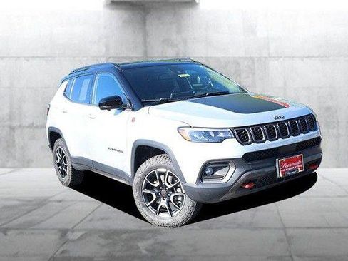 Used 2025 Jeep Compass Trailhawk AWD/4WD image 2