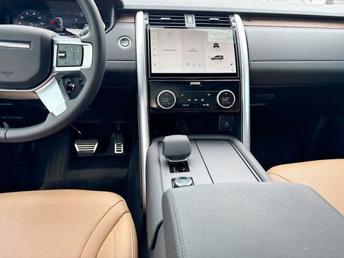 Used 2025 Land Rover Discovery Dynamic SE image 18